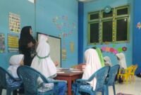Salah seorang pengajar di TK ABA 1 Wagom menyampaikan materi pembelajaran