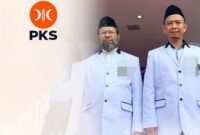 Ketua DPD PKS Fakfak Muhammad Kabes bersama Sekretaris DPD PKS Fakfak Imam, S.PdI berfoto bersama di depan kantor DPD PKS Fakfak