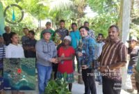 Plt. Kepala Dinas Perkebunan Fakfak Widhi Asmoro Jati, ST.MT menyerahkan bantuan penerima manfaat Program Ekstensifikasi Pala di Kampung Wartutin Distrik Wartutin (Dok. Disbun Fakfak)