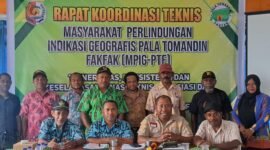 Rapat koordinasi Asosiasi Masyarakat Perlindungan Indikasi Geografis Pala Tomandin Fakfak (MPIG-PTF) bersama Dinas Perkebunan Fakfak dan stakeholder yang terkait, membahas pengawasan terhadap proses produksi dan distribusi Pala sebagai komoditas unggulan Fakfak. (Dok. Disbun Fakfak)