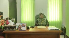 Direktur RSUD Fakfak dr. Karyani Kastella, M.Kes, Spa.Rad saat ditemui wartawan diruang kerjanya (Dok. papuabarat.tagarutama.com)
