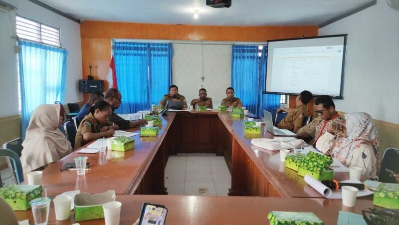 pertemuan evaluasi Pokja 3 yang dihadiri OPD Dinas Perkebunan, Dinas Kelautan dan Perikanan, Dinas Pemberdayaan Masyarakat Kampung (DPMK), Dinas Perindustrian dan Perdagangan (Perindag), Dinas Pertanian, serta Dinas Penanaman Modal dan Pelayanan Terpadu Satu Pintu (PTSP), dan Yayasan Kaleka dengan tujuan untuk meninjau perkembangan tiga tematik utama, yaitu Minapolitan, komoditas pala, dan ekowisata. (Dok. Disbun Fakfak)