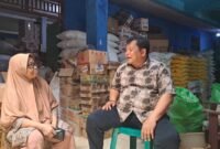 Plt. Kepala Dinas Perkebunan Fakfak Widhi Asmoro Jati, ST. MT turun langsung ke pelaku usaha untuk lakukan prospek dan persuasi agar pala tetap memiliki nilai jual yang baik. (Dok. Disbun Fakfak)