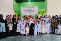 Santri TPA Al Mahdi bersama Wali Santri dan Tim Pengajar berfoto dalam Launching TPA Al Mahdi Fakfak, yang terletak tepat dibelakang RTH Ma'ruf Amin (Dok. papuabarat.tagarutama.com)