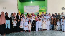 Santri TPA Al Mahdi bersama Wali Santri dan Tim Pengajar berfoto dalam Launching TPA Al Mahdi Fakfak, yang terletak tepat dibelakang RTH Ma'ruf Amin (Dok. papuabarat.tagarutama.com)