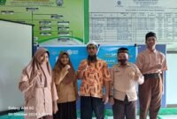 Kepala Sekolah MTs Tahfidzul Qur'an Muhammadiyah Fakfak ustadz Ramdan foto bersama Siswa dan siswa MTs Tahfidzul Qur'an Muhammadiyah Fakfak yang mengikuti kompetisi Olimpiade Bahasa Arab yang diselenggarakan oleh Forum Musyawarah Guru Mata Pelajaran (MGMP) Bahasa Arab seluruh Indonesia(Dok. papuabarat.tagarutama.com)