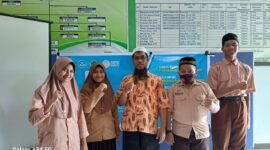 Kepala Sekolah MTs Tahfidzul Qur'an Muhammadiyah Fakfak ustadz Ramdan foto bersama Siswa dan siswa MTs Tahfidzul Qur'an Muhammadiyah Fakfak yang mengikuti kompetisi Olimpiade Bahasa Arab yang diselenggarakan oleh Forum Musyawarah Guru Mata Pelajaran (MGMP) Bahasa Arab seluruh Indonesia(Dok. papuabarat.tagarutama.com)