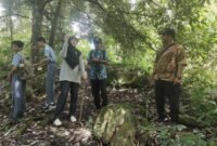 Guru Pembina KIR SMA Negeri 1 Fakfak Ibu Chandra Sri Ubayanti, M.Pd. didampingi Kepala Bidang Pengolahan dan Pemasaran Perkebunan Bapak Abdul Jalil Karoror, SP, MM dan Kasie Pengamatan dan Peramalan OPT Dinas Perkebunan Fakfak, Syaiful Bahri Alkatiri, S.Hut saling berdiskusi terkait pala untuk disampaikan kepada para siswa SMA Negeri 1 Fakfak yang tergabung dalam Ekstrakurikuler KIR dan Pramuka