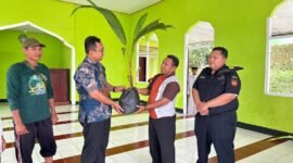 Kepala KPPN Fakfak, Samsudin, S.AP, M.M. bersama Abdul Jalil Karoror, SP., MM Kabid Pengolahan dan Pemasaran Hasil Perkebunan Dinas Perkebunan Fakfak menyerahkan Sejumlah pohon tanaman perkebunan produktif kepada perwakilan Pondok Pesantren Hidayatullah Fakfak dalam rangka bakti sosial memperingati memperingati Hari Oeang Republik Indonesia (HORI) yang ke-78 (Dok. Disbun Fakfak)
