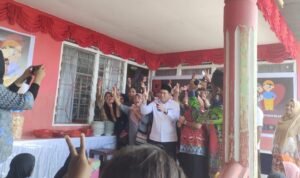 Turut hadir Bapak Samaun Dahlan Calon Bupati Fakfak Nomor urut 2 di acara syukuran atas terpilihnya Haji Saleh Siknun sebagai Anggota DPR Propinsi Papua Barat dapil Fakfak, bertepatan pula dengan hari ulang tahun yang ke 56 bapak Samaun Dahlan. (Dok. papuabarat.tagarutama.com)