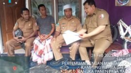 Plt. Kepala Dinas Perkebunan Fakfak, Widhi Asmoro Jati, ST, MT, didampingi oleh Kepala Distrik Fakfak Barat, Abdulah Temongmere melakukan inspeksi langsung terhadap pedagang pengumpul pala guna memastikan tidak adanya praktik pembelian pala sebelum waktu panen yang tepat.