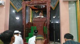Ustadz Khamin Sukahar, yang juga ketua takmir masjid Al Munawwarah Fakfak mengingatkan untuk mengencangkan ikatan pinggang dan mengisi 10 malam terakhir dengan ibadah.