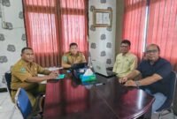 Pertemuan antara Plt. Kepala Dinas Perkebunan Fakfak Widhi Asmoro Jati, ST., MT dan Pimpinan Cabang PT. RSP Fakfak, Setyo Windodo, S.Hut, menghadirkan percepatan layanan kesehatan bagi para karyawan dan keluarganya di sektor perkebunan sawit.