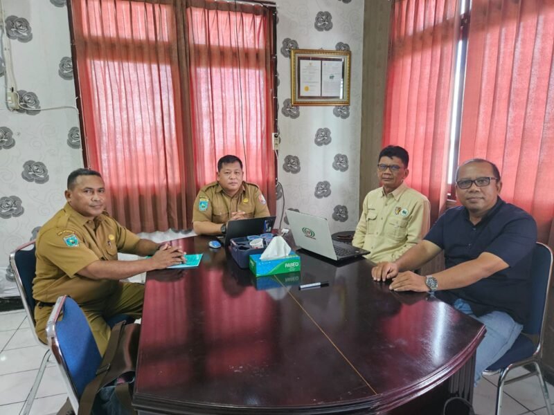 Pertemuan antara Plt. Kepala Dinas Perkebunan Fakfak Widhi Asmoro Jati, ST., MT dan Pimpinan Cabang PT. RSP Fakfak, Setyo Windodo, S.Hut, menghadirkan percepatan layanan kesehatan bagi para karyawan dan keluarganya di sektor perkebunan sawit.