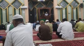 Ustadz Usman Abdul Malik saat menyampaikan pesan mendalam dalam kultum malam ke-29 Ramadan di Masjid Al Munawwarah.