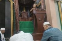 Ustadz Abdullah Said saat mengisi ceramah kultum malam ke 25 di masjid Al Munawwarah Fakfak.