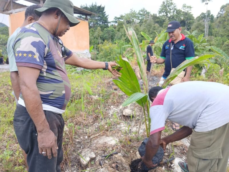 Perwakilan Dinas Perkebunan Fakfak, Constantinus Uswanas, S.ST, menyerahkan bibit kelapa kepada Ketua Dewan Stasi St. Marselus, Samuel Patiran dalam kegiatan Gerakan Tanam Kelapa Hibrida di lingkungan gereja.