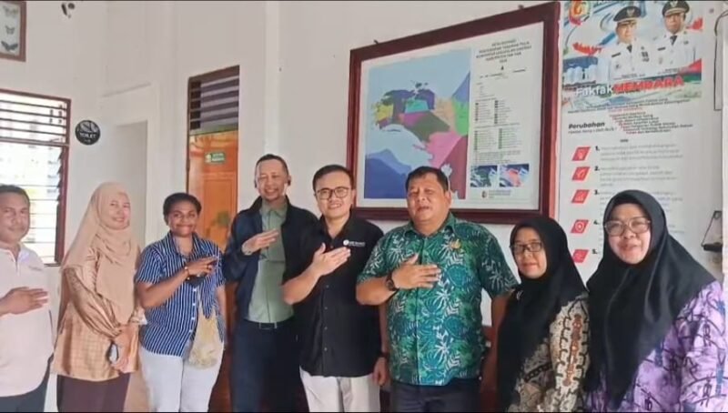 Deputi Kepala Perwakilan BI Papua Barat, Roni Cahyadi ditemani Plt. Kepala Dinas Perkebunan Kabupaten Fakfak, Widhi Asmoro Jati, ST., MT., dalam kunjungan kerja ke koperasi binaan Dinas Perkebunan Fakfak Koperasi Myristica Fakfak.