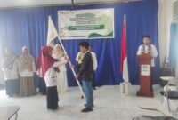Penyerahan bendera Pataka KAMMI dari Ketua KAMMI Komisariat Fakfak periode 2024-2025 Muhammad Rumbaru kepada  KAMMI Komisariat Fakfak periode 2025-2026 Aslamia Pattielon sebagai simbol penyerahan jabatan kepada pengurus baru.
