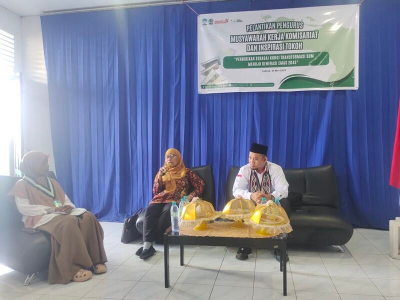 Diskusi Menyongsong hardiknas 2025 yang dilaksanakan KAMMI Komisariat Fakfak menghadirkan ibu Rina Idrus, SE. M.Si sebagai Dosen STIA As Syafi'iyah dan Azrul Azwar, S.Si Ketua KAMMI daerah Papua Barat.