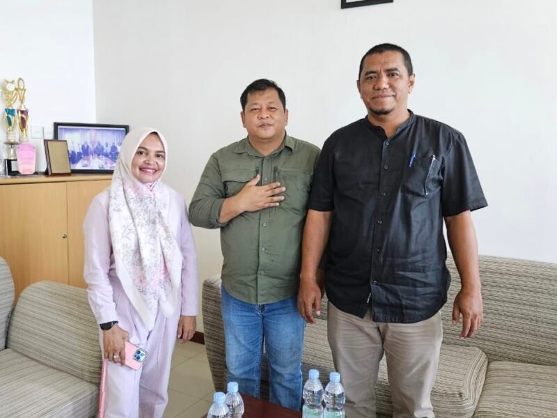 Pelaksana Tugas (Plt) Kepala Dinas Perkebunan Fakfak, Widhi Asmoro Jati, ST., MT, bersama kepala PT. Bank Papua cabang Fakfak, Dedy Iskandar, dan Kepala Departemen Pemasar Kredit Siti Ulfa Hegemur mengadakan pertemuan guna membahas agenda Launching Retribusi Pala sebagai langkah konkret untuk menjawab tantangan peningkatan PAD Kabupaten Fakfak