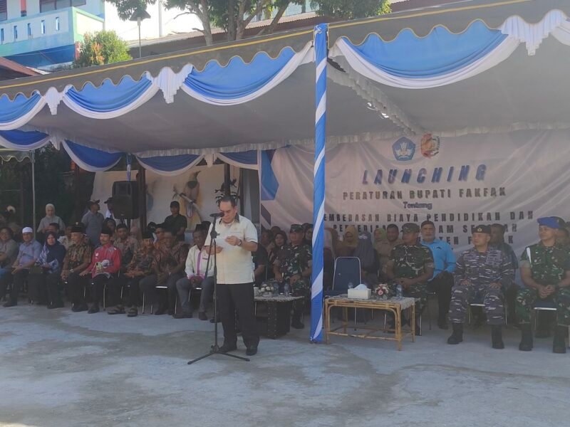 Bupati Kabupaten Fakfak, Samaun Dahlan saat memberikan sambutan dalam launching pendidikan gratis dan penyediaan seragam sekolah gratis di SMA Negeri 1 Fakfak.