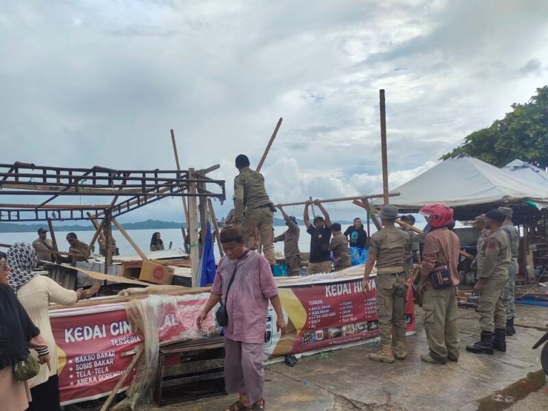 Lapak Pedagang yang dibongkar Satpol PP di Jalan Dr. Salasa Namudat.