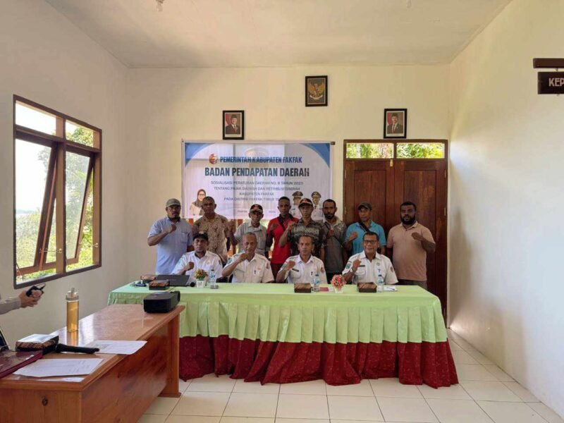 Kepala Seksi Pembukuan Penerimaan Bapenda Fakfak Egenius Wagab, SE,. MM, melaksanakan sosialisasi implementasi Peraturan Daerah (Perda) Nomor 8 Tahun 2023 dan Peraturan Bupati (Perbup) Nomor 9 Tahun 2025 tentang Pajak dan Retribusi Daerah ke beberapa Distrik.