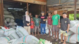 Plt. Kepala Dinas Perkebunan Fakfak Widhi Asmoro Jati, ST., MT melaksanakan pemantauan lapangan kepada pengusaha pala guna meninjau retribusi pala.