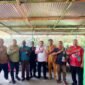 Bupati Kabupaten Fakfak Samaun didampingi Plt. Kepala Dinas Perkebunan Widhi Asmoro Jati Berfoto Bersama kelompok pekebun dari Kampung Sum dan Kampung Tetar, Distrik Fakfak Tengah saat peluncuran Program Strategis Pala Unggul sebagai bagian dari implementasi visi-misi Fakfak Membara (Membangun Bersama Rakyat).