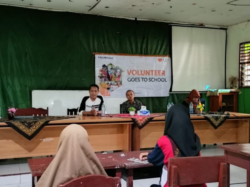Foto. Relawan Rumah Zakat membersamai dalam kegiatan Volunteer Goes to School yang kali ini berada di SMK Yapis Fakfak.