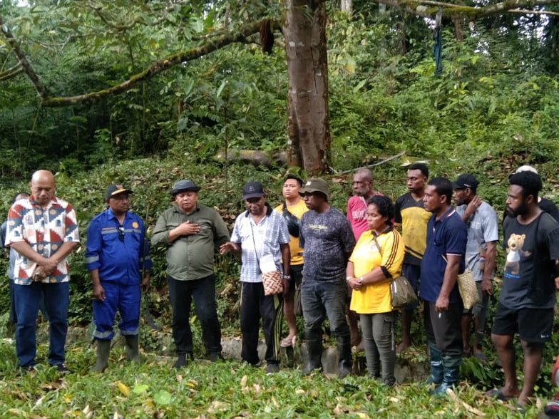 Wabup Drs. Donatus Nimbitkendik, MTP didampingi Plt. Kepala Dinas Perkebunan Fakfak, Widhi Asmoro Jati, ST, MT, melakukan peninjauan langsung lokasi calon demplot di kawasan akses strategis jalan nasional wilayah Kali Mati.