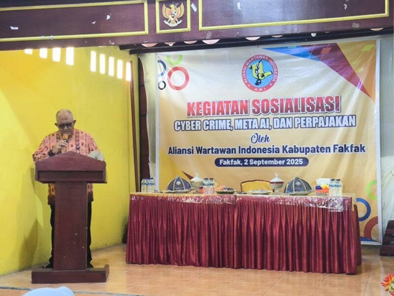 Foto. Ketua AWI Fakfak H. Tatag Y. Risthono, saat menyampaikan sambutan pada kegiatan sosialisasi bertajuk Kejahatan Cyber, Pemahaman Meta AI, dan Perpajakan di Era Digital yang dilaksanakan AWI Fakfak.