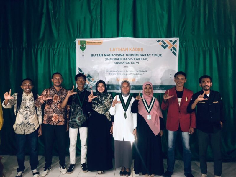 Foto. Ketua Imgobati Basis Fakfak Hariyadi Rumodar (Ujung, Kiri) bersama beberapa ketua organisasi kepemudaan pada kegiatan pengkaderan imgobati.