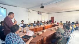 Foto. Asisten Perekonomian dan Pembangunan Setda Fakfak, Aroby Hindom, S.Sos., M.Si., mewakili Bupati Fakfak menyampaikan apresiasi atas inisiatif Dinas Perkebunan yang menghadirkan BMKG untuk mendukung para pekebun pala menghadapi tantangan iklim.