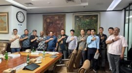 Foto. Bupati Kabupaten Fakfak Samaun Dahlan, Wakil Bupati Kabupaten Fakfak Donatus Nimbitkendik dan Plt. Kepala Dinas Perkebunan Fakfak Widhi Asmoro Jati bersama Investor Asal Korea Selatan yang berminat menanamkan modal pada komoditas Pala.