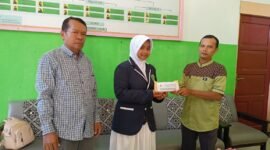 Foto. Penyerahan Donasi Palestina dari OSIM MTs Negeri Fakfak kepada Rumah Zakat.