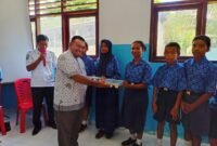Foto. Penyerahan simbolis dari Mitra SPPG Yayasan Tikar Rasa oleh Anggota DPR Papua Barat H. Saleh Siknun.