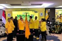 Foto. Ketua DPD Papua Barat yang terpilih secara aklamasi Samaun Dahlan saat penyerahan bendera Partai Golkar sebagai simbol penyerahan tongkat estafet pimpinan DPD Provinsi Papua Barat Periode 2025 - 2030.