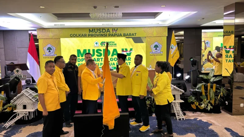 Foto. Ketua DPD Papua Barat yang terpilih secara aklamasi Samaun Dahlan saat penyerahan bendera Partai Golkar sebagai simbol penyerahan tongkat estafet pimpinan DPD Provinsi Papua Barat Periode 2025 - 2030.
