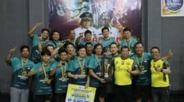 Foto. Ketua PBSI Kabupaten Fakfak, Widhi Asmoro Jati, ST, MT, bersama Juara Pertama Beregu Putra pada Kejuaraan Badminton Bupati Cup ke-6 Tahun 2025 resmi ditutup pada Selasa (11/11/2025).