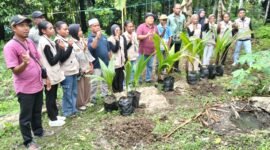 Mahasiswa Unimuda Sorong bersama Pemerintah Kabupaten Fakfak menggelar aksi nyata melalui penanaman kelapa hibrida di lingkungan permukiman Kampung Werba Utara, Distrik Fakfak Barat. (Foto. Bersama Plt. Dinas Perkebunan Fakfak Widhi Asmoro Jati).
