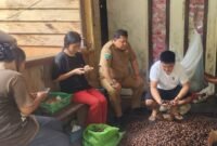 Foto. Zhang Jie, Direktur PT. Semesta Trading Internasional asal Tiongkok didampingi Plt. Kepala Dinas Perkebunan Fakfak Widhi Asmoro Jati, ST., MT., mengunjungi beberapa pelaku usaha pala Tomandin di kabupaten Fakfak. 