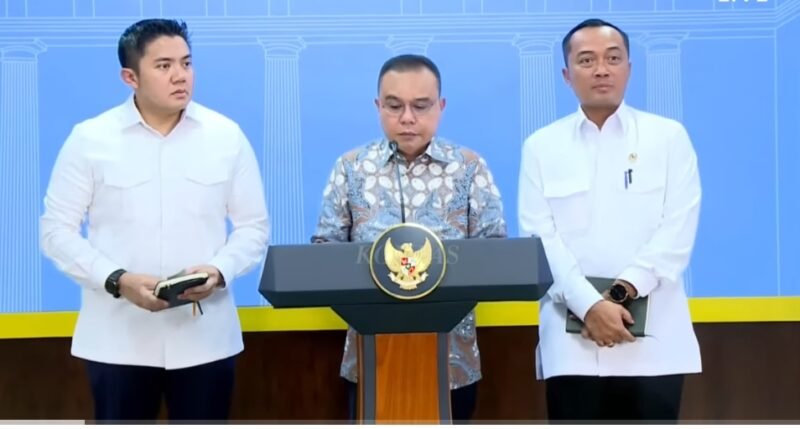 Ketua DPR RI Sufmi Dasco Ahmad bersama Menteri Sekretaris Negara Prasetyo Hadi dan Sekretaris Kabinet Teddy Indra Wijaya di Kantor Presiden, mengumumkan secara resmi Presiden RI Prabowo Subianto resmi menandatangani surat rehabilitasi bagi tiga pihak yang terseret dalam perkara hukum PT ASDP Indonesia Ferry. (Dok. papuabarat.tagarutama.com media)