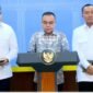 Ketua DPR RI Sufmi Dasco Ahmad bersama Menteri Sekretaris Negara Prasetyo Hadi dan Sekretaris Kabinet Teddy Indra Wijaya di Kantor Presiden, mengumumkan secara resmi Presiden RI Prabowo Subianto resmi menandatangani surat rehabilitasi bagi tiga pihak yang terseret dalam perkara hukum PT ASDP Indonesia Ferry. (Dok. papuabarat.tagarutama.com media)