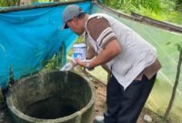 Tim Pengendali Vektor Dinas Kesehatan Provinsi Aceh bersama Dinas Kesehatan Kabupaten Aceh Utara dan Kepala Puskesmas Lapang melakukan pengendalian vektor nyamuk di pos-pos pengungsian Desa Kuala Cangkoi, Aceh Utara(foto : Humas Kemenkes)