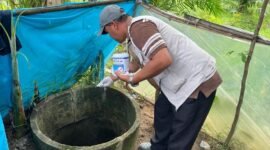 Tim Pengendali Vektor Dinas Kesehatan Provinsi Aceh bersama Dinas Kesehatan Kabupaten Aceh Utara dan Kepala Puskesmas Lapang melakukan pengendalian vektor nyamuk di pos-pos pengungsian Desa Kuala Cangkoi, Aceh Utara(foto : Humas Kemenkes)