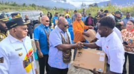 Gubernur Meki Nawipa menegaskan bahwa anak-anak orang asli Papua (OAP) Tengah termasuk anak Koteka bukanlah kelompok yang tertinggal (foto : koreri)