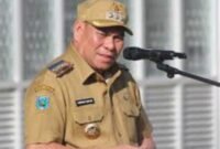 Bupati Fakfak Samaun Dahlan memberikan arahan saat apel seluruh ASN dilingkungan Pemerintah Kabupaten Fakfak. (Foto. Sekretariat Daerah Fakfak).