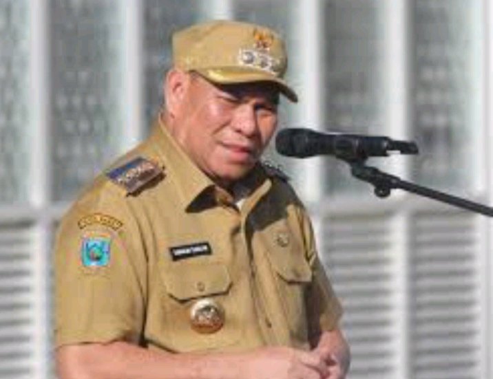 Bupati Fakfak Samaun Dahlan memberikan arahan saat apel seluruh ASN dilingkungan Pemerintah Kabupaten Fakfak. (Foto. Sekretariat Daerah Fakfak).